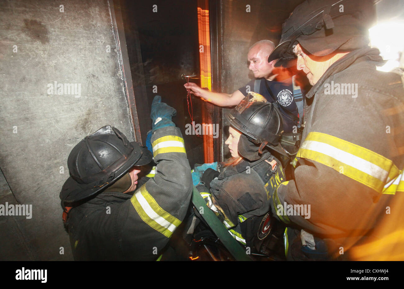 New York - Corey Peterson, un résident de Santee, Californie, un vétéran marine organisé par le semper fi fonds, utilise un flexible chargée de combattre un feu contrôlé au new york city fire academy. Un groupe de guerriers blessés ont visité l'académie situé sur Randall's Island sur sept. 29 à participer à la formation de pompier événements organisés par le service d'incendie de la ville de New York et le fdny marine corps association. Banque D'Images