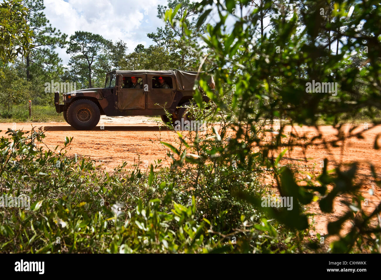 Les stagiaires du groupe de contrôle aérien tactique conduisent un Humvee lors d'un exercice d'entraînement sur le terrain à la base aérienne d'Eglin, apprenant des compétences de survie telles que la boussole, la carte et l'utilisation du GPS. Banque D'Images