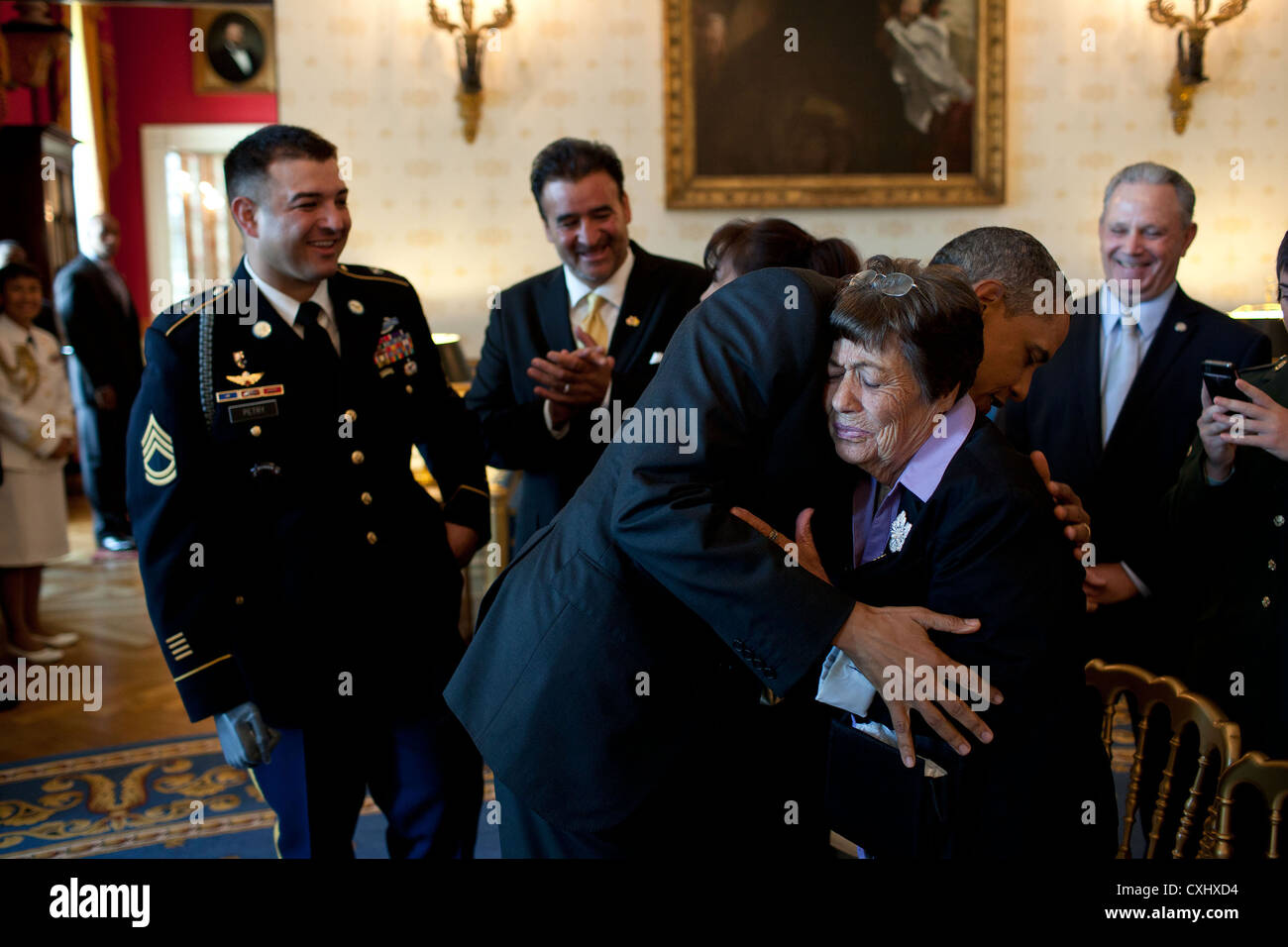 Le président américain Barack Obama épouse Bertha Petry, la grand-mère de l'US Army Sergent Leroy Petry 12 juillet 2011 dans la salle bleue de la Maison Blanche. Plus tard, le Président a accordé la SFC Petry la médaille d'honneur pour ses actions courageuses durant des opérations de combat contre un ennemi armé à Paktya, Afghanistan, en mai 2008. Banque D'Images