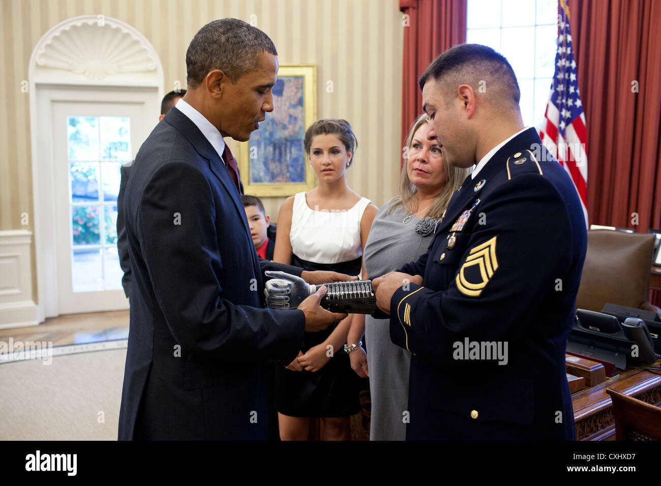 US Army Sergeant First Class Leroy Petry montre le président Barack Obama une plaque avec les noms des morts des Rangers de la 75e Régiment sur sa prothèse bras lors d'une réunion le 12 juillet 2011 dans le bureau ovale de la Maison Blanche. Plus tard, le Président a accordé la SFC Petry la médaille d'honneur pour ses actions courageuses durant des opérations de combat contre un ennemi armé à Paktya, Afghanistan, en mai 2008. Banque D'Images