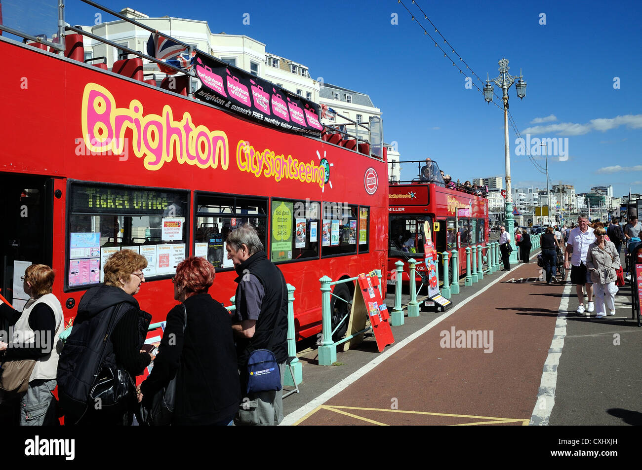 Bus touristique sur le front de mer de Brighton sur un jour d'été Banque D'Images