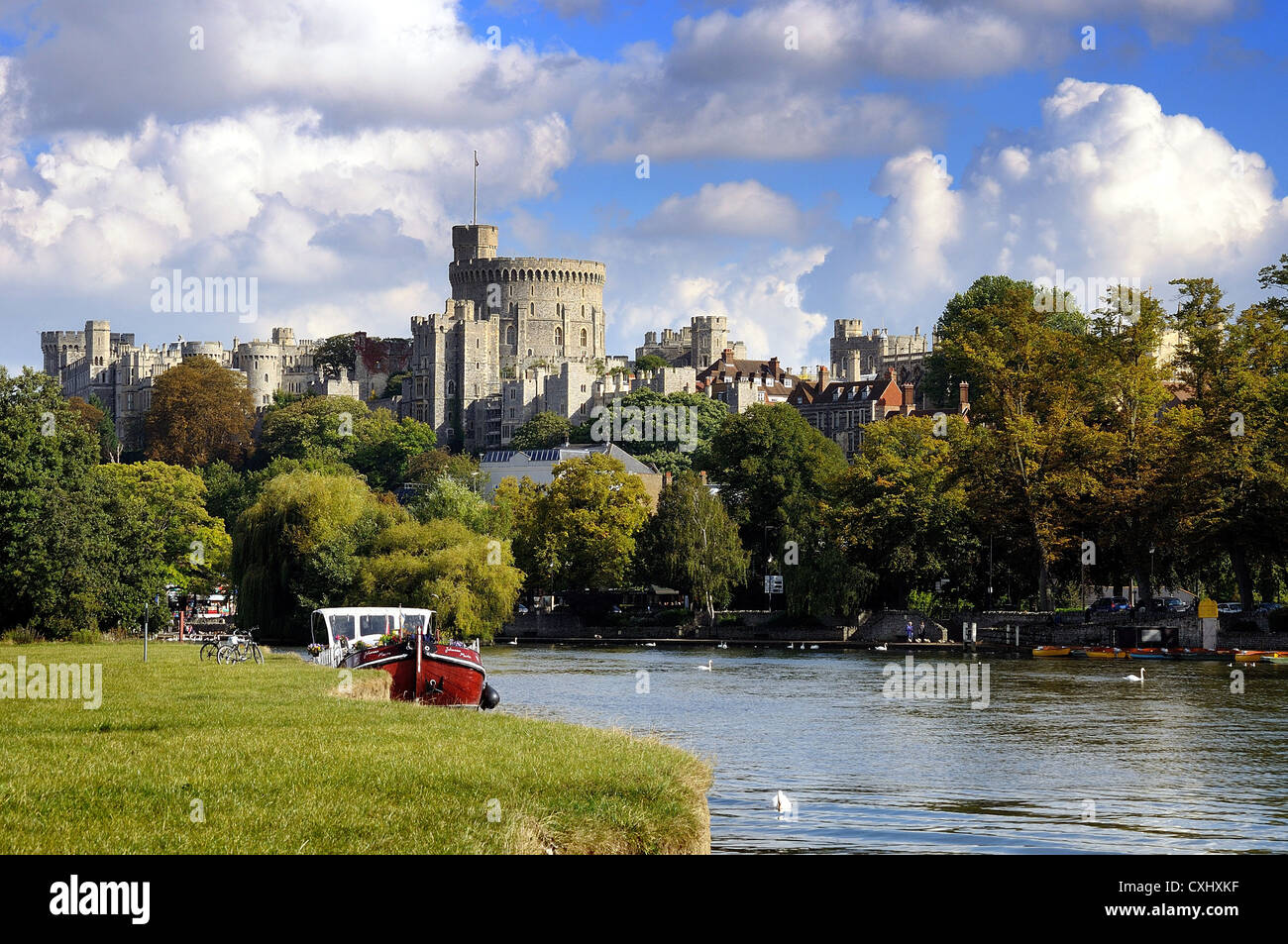 L'extérieur du château de Windsor avec la Tamise au premier plan Grande-bretagne Berkshire England UK Banque D'Images