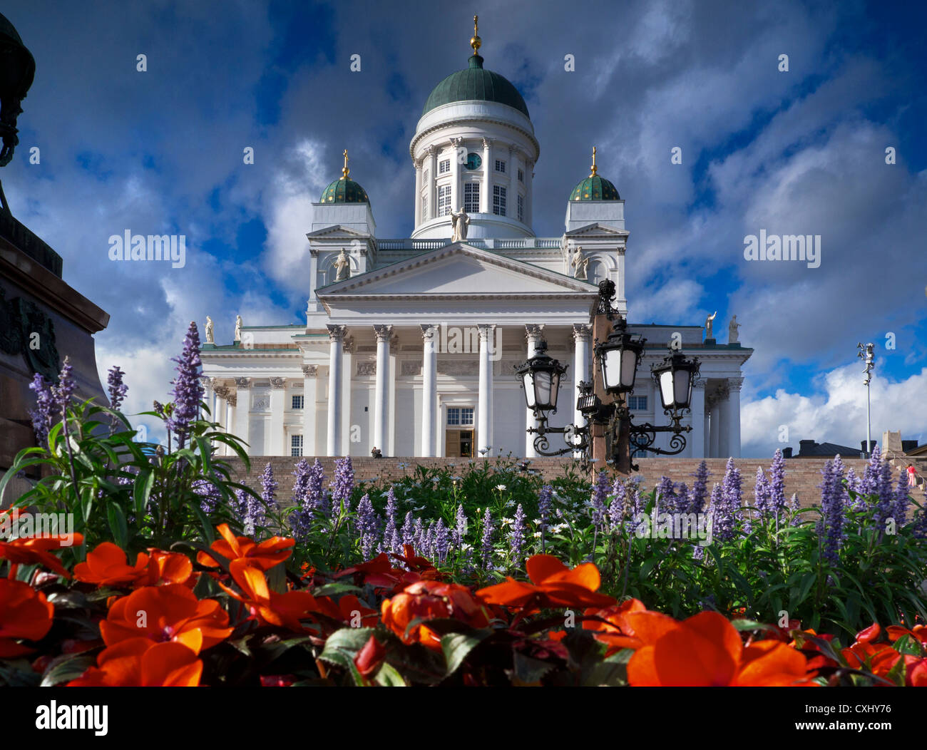 Cathédrale d'Helsinki avec ciel dramatique Place du Sénat Helsinki Finlande Banque D'Images