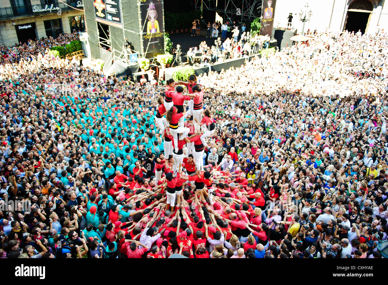 Castellers (Châteaux) à la place Sant Jaume pour le dernier jour de 'La Merce' Festival à Barcelone, Catalogne, Espagne. Banque D'Images