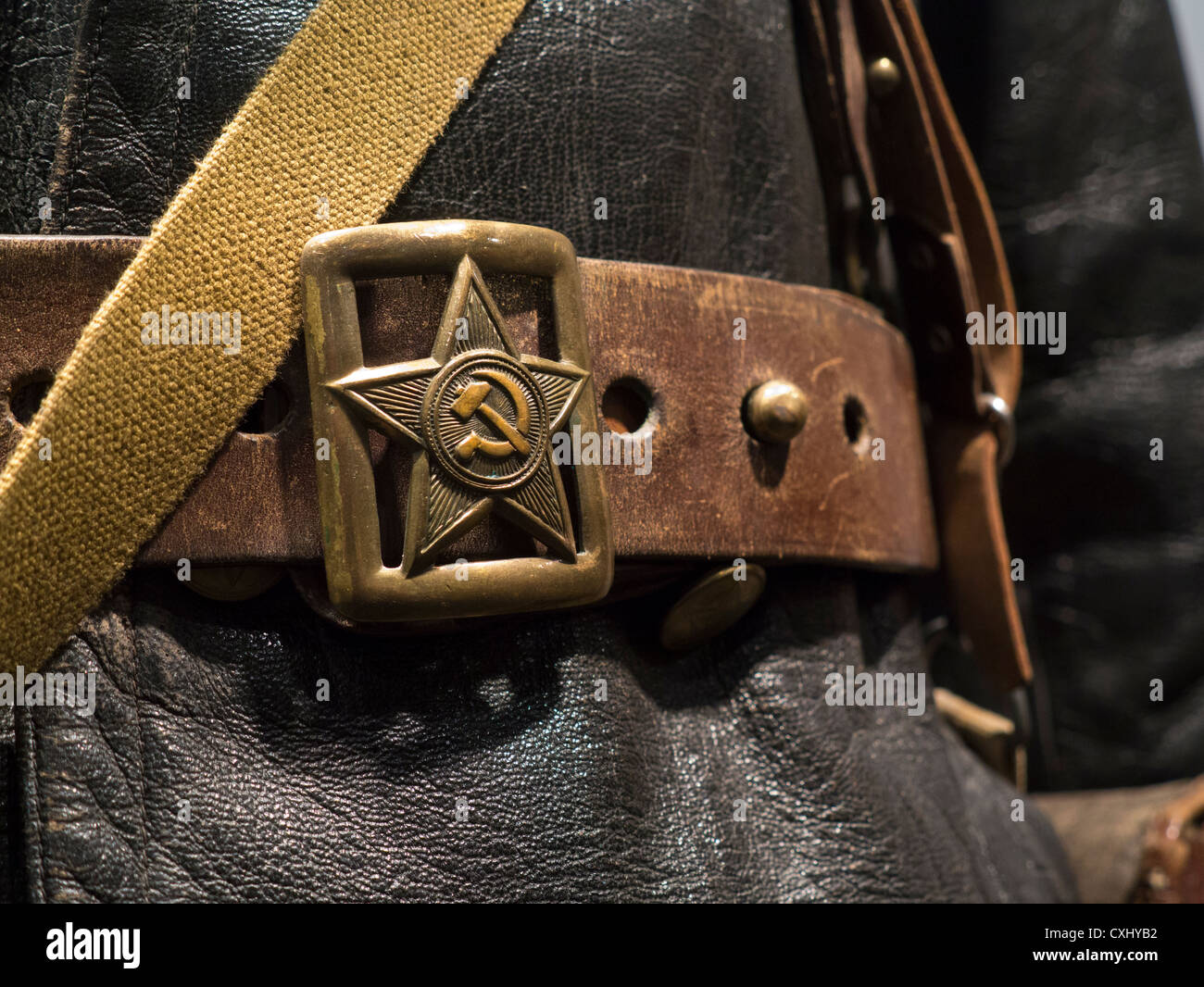 HAMMER & SICKLE Fermer voir sur WW2 Fédération des soldats de l'Armée rouge uniforme avec l'emblème de la faucille et du marteau d'un insigne sur la boucle de ceinture de 1940 Banque D'Images