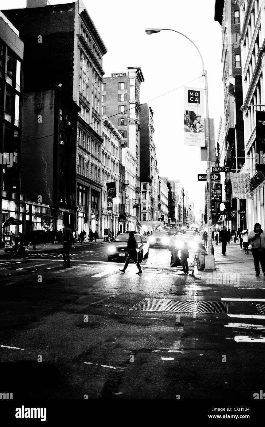 L'exposition longue nuit rues New York feux Banque D'Images