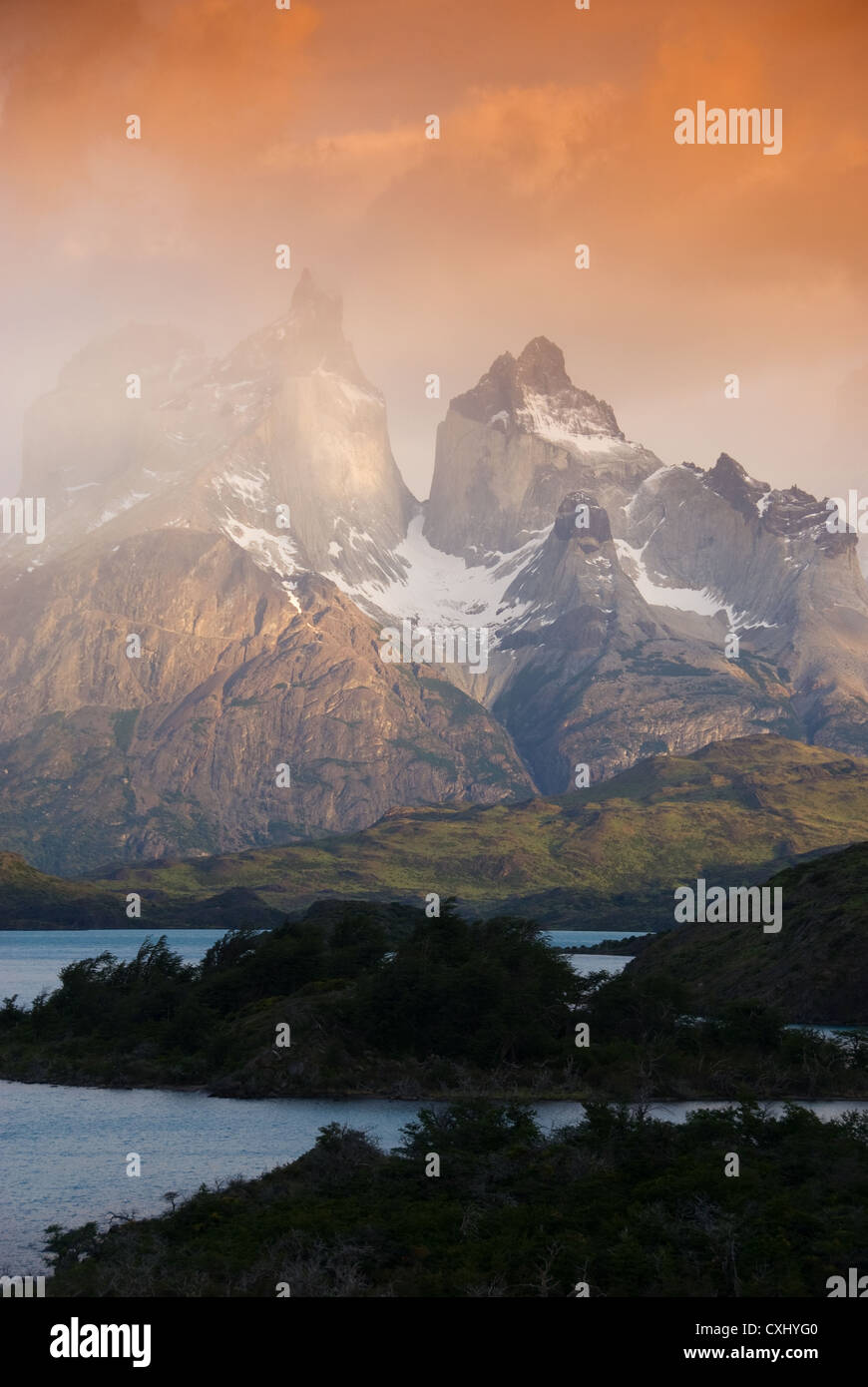 Elk198-4412v Chili, Patagonie, Torres del Paine Cuernos, NP massif avec Lago Pehoe, lever du soleil sur les Andes Banque D'Images