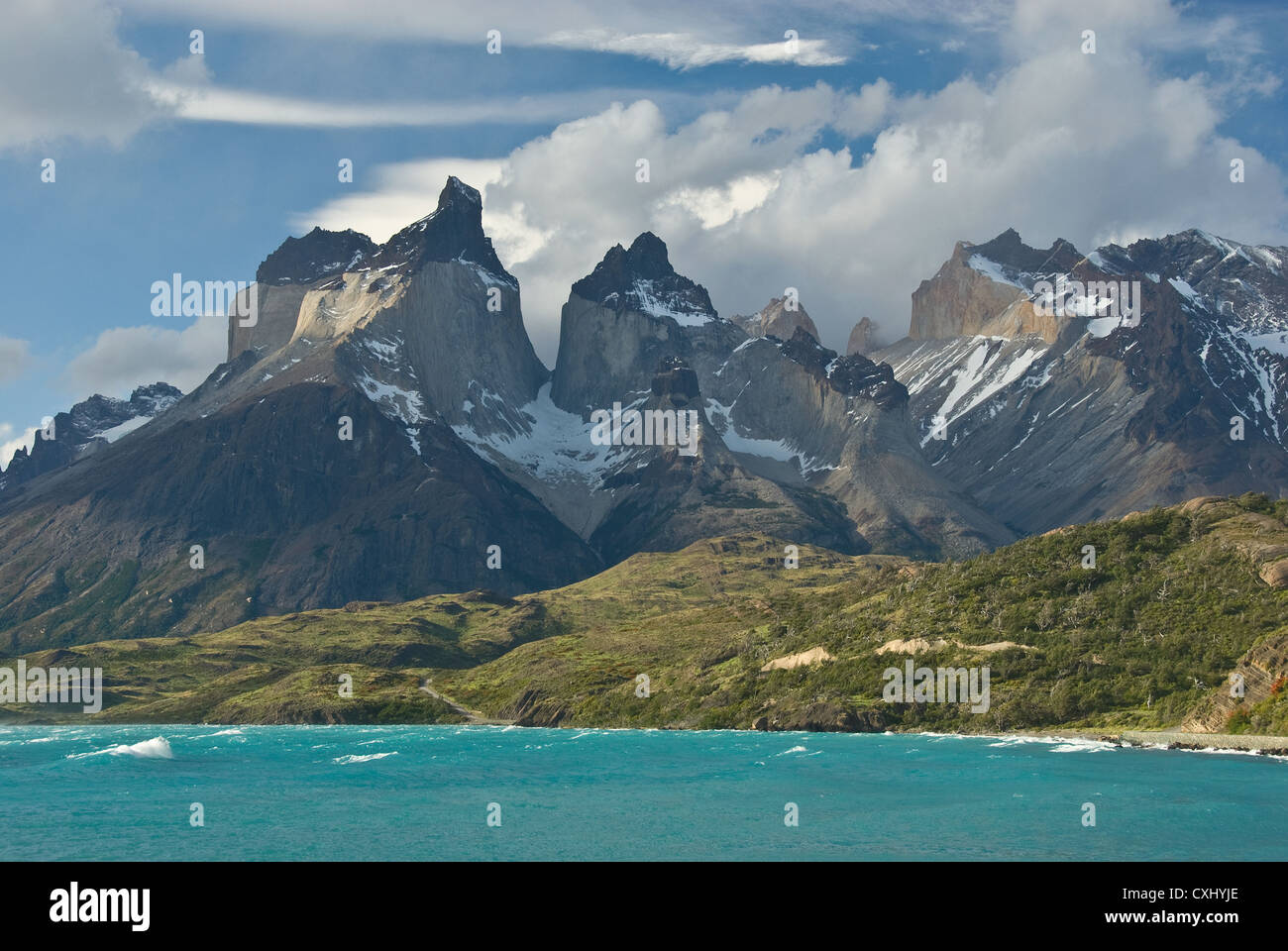 Le Chili, la Patagonie Elk198-4440, Torres del Paine Cuernos, NP massif avec Lago Pehoe Banque D'Images