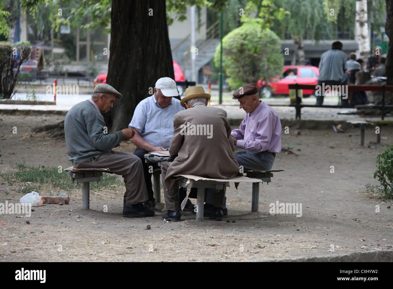 Les hommes jouent aux dominos dans le parc Banque D'Images