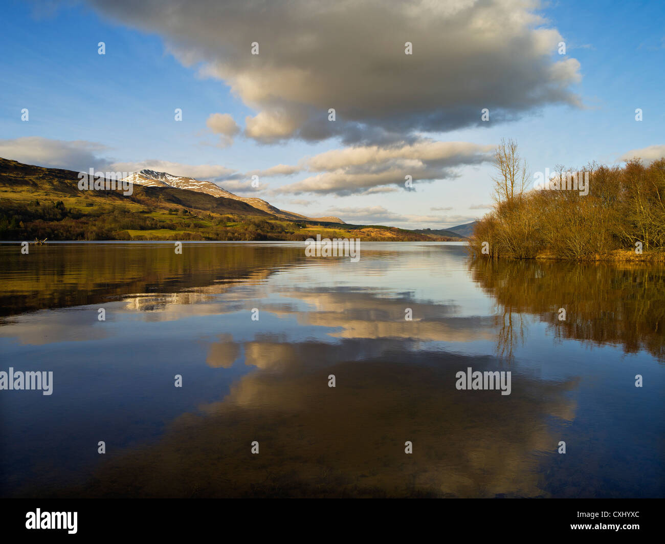 Lumière du soir sur le Loch Tay et la gamme Ben Lawers, les Highlands écossais, UK Banque D'Images