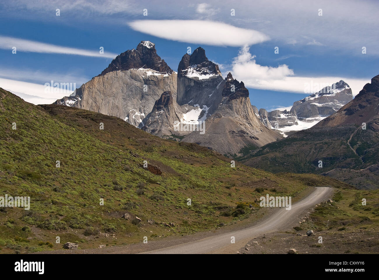 Elk198-4521 Chili, le Parc National Torres del Paine, Lago Nordenskjold avec Cuernos massif & Park road Banque D'Images