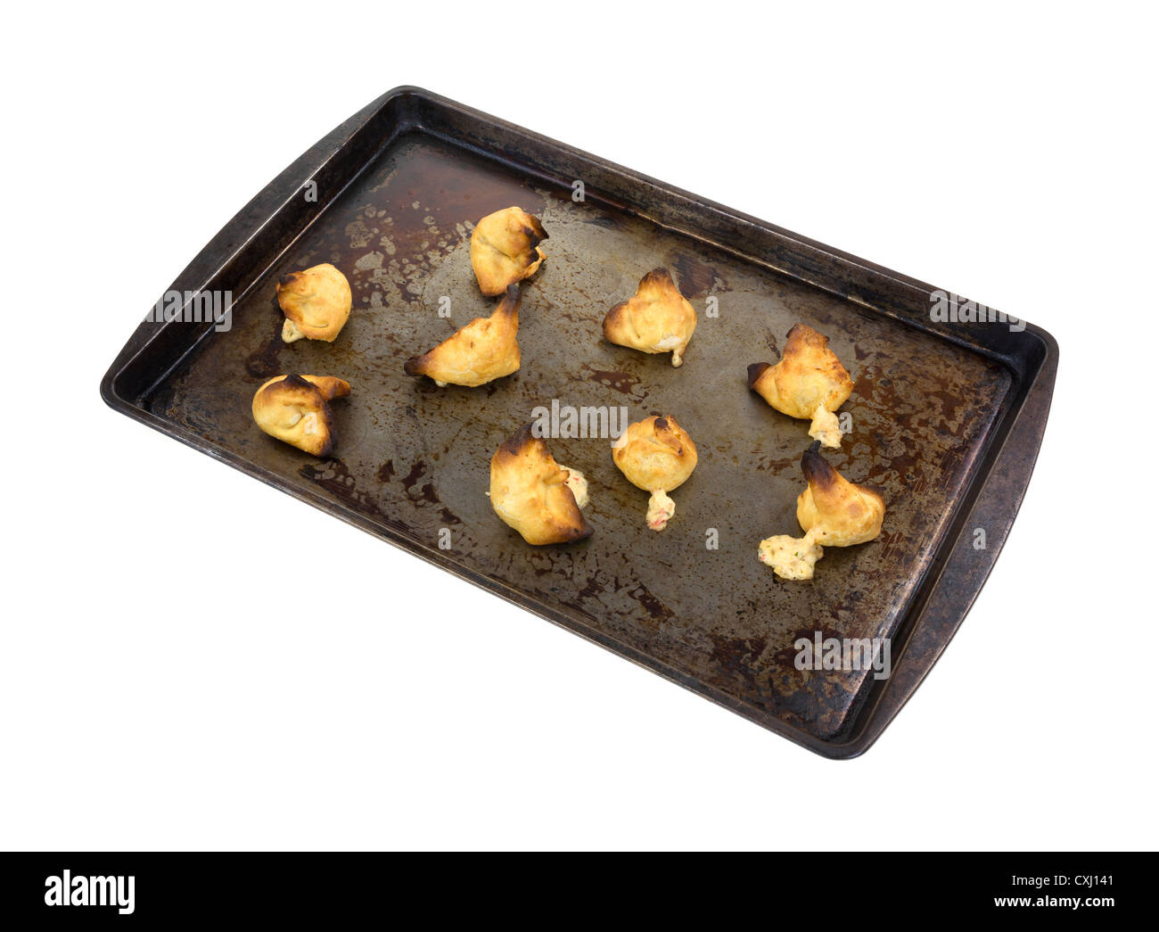 Une feuille de biscuit avec plusieurs accueil Rangoon crabe cuit bouchées sur un fond blanc. Banque D'Images