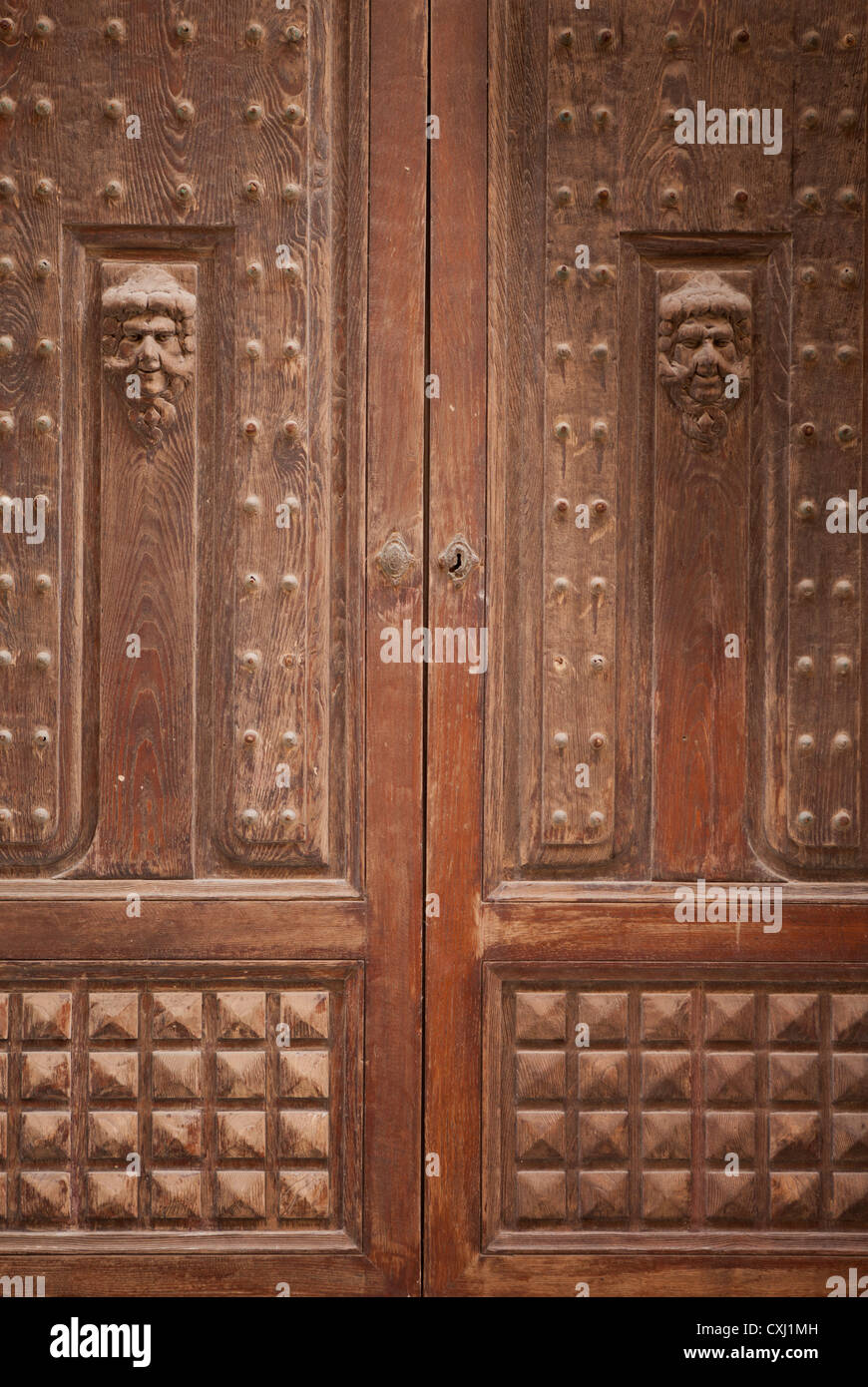 Les vieilles portes sculptées, Trapani, Sicile, Italie Banque D'Images