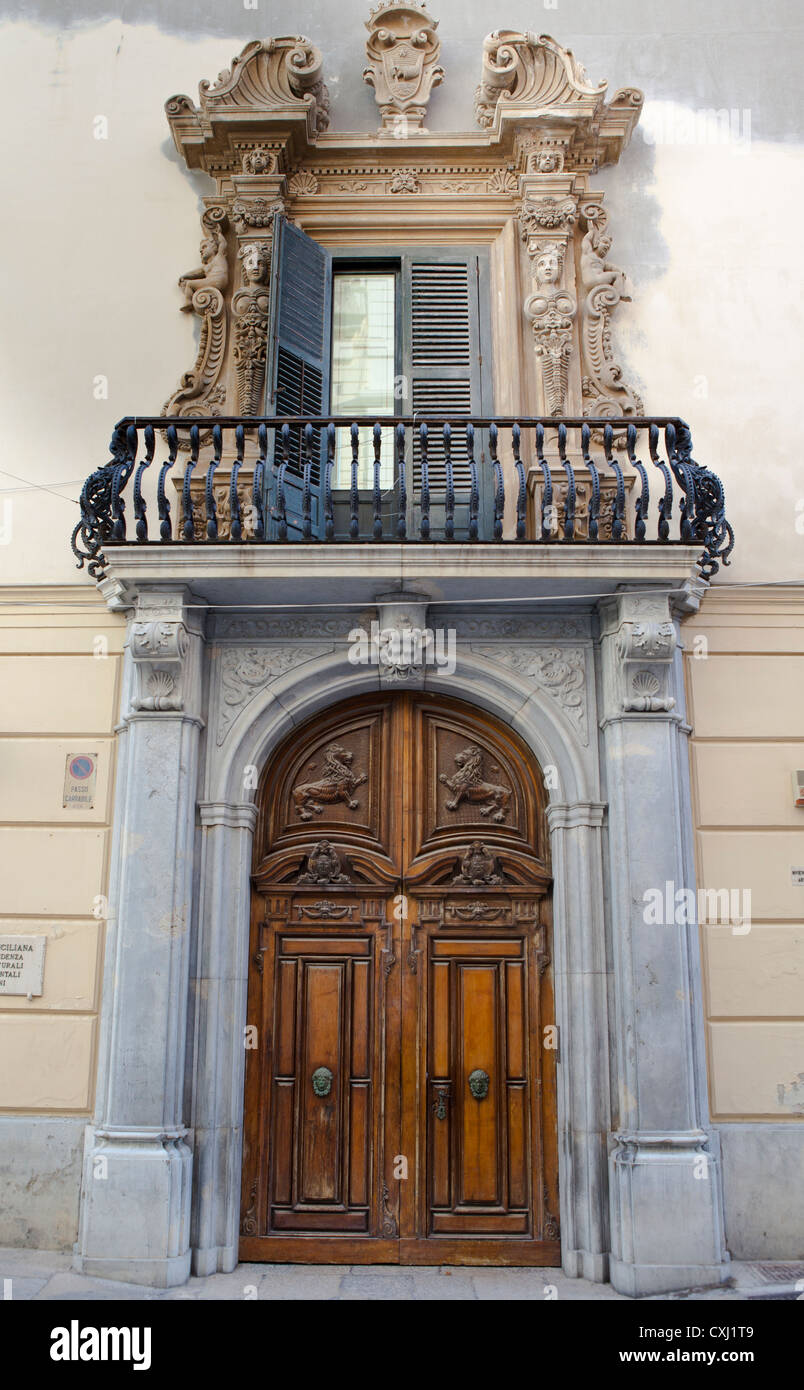 Vieilles portes en bois, Trapani, Sicile, Italie Banque D'Images