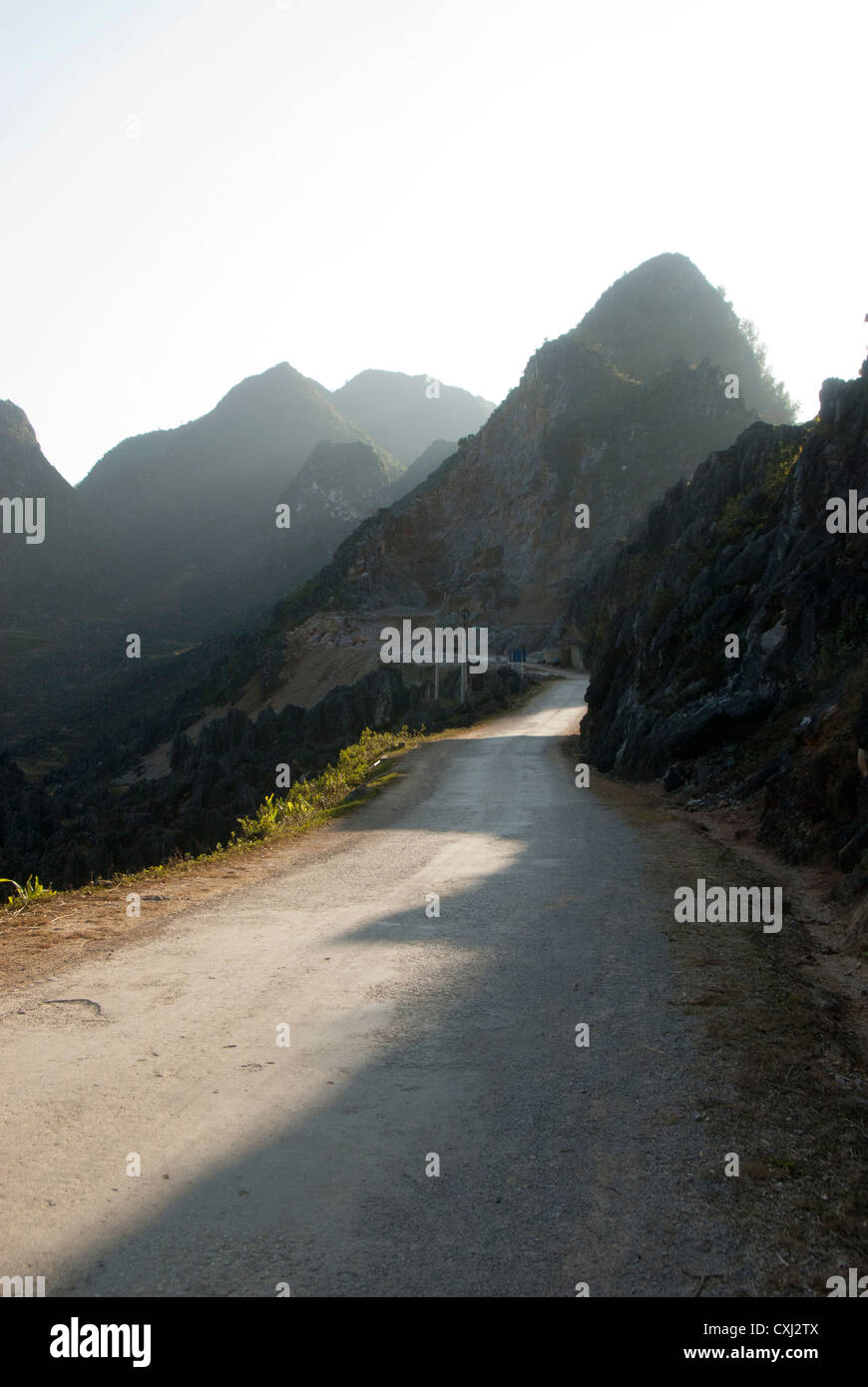 Route à travers les montagnes de calcaire et de vallées profondes, Dong Van, Ha Giang, Vietnam Banque D'Images