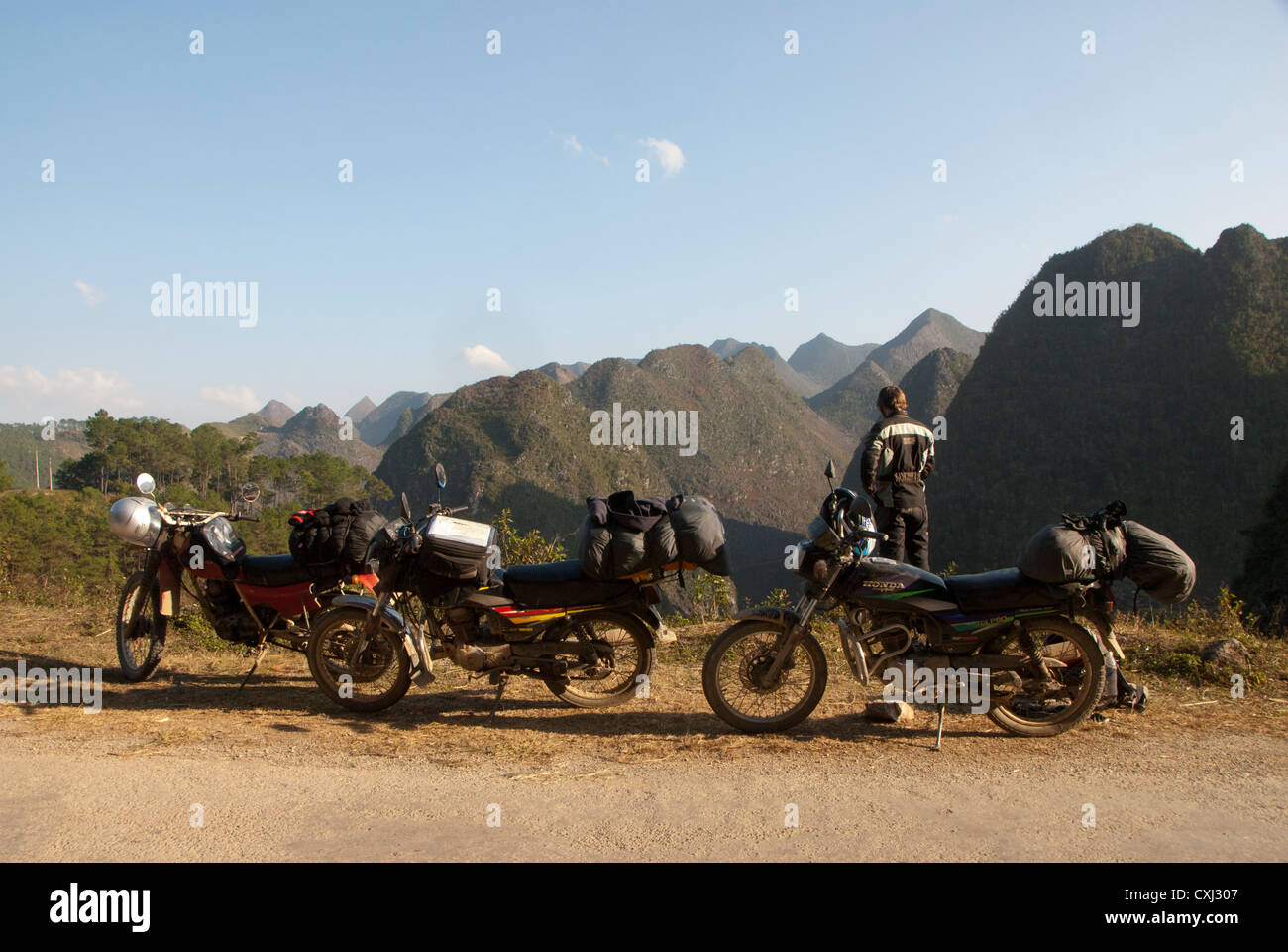 Les motos à côté road donnant sur les montagnes de calcaire et de vallées profondes, Dong Van, Ha Giang, Vietnam Banque D'Images