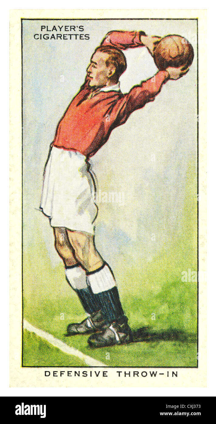 Carte de cigarettes ; conseils sur l'Association "Football" (John Player & Sons, 1934) remise en jeu défensif Banque D'Images