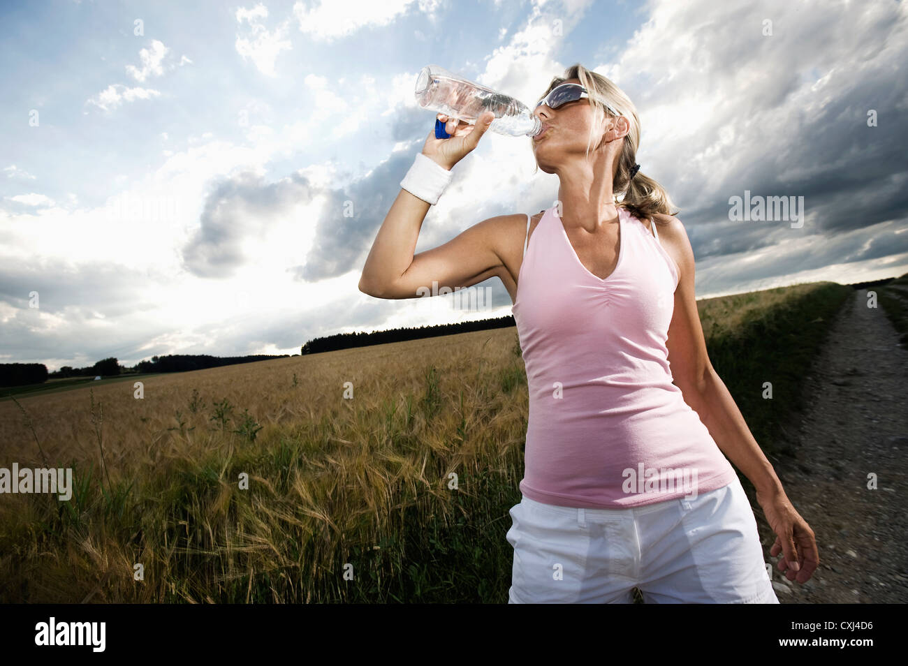 Germany, Bavaria, mature woman drinking water Banque D'Images
