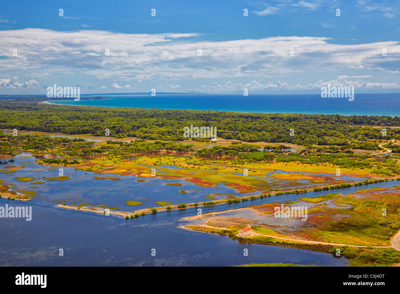 La forêt de Kalogria et Prokopos Lagoon vu de Mavra Ori hill en été, la Grèce. Banque D'Images