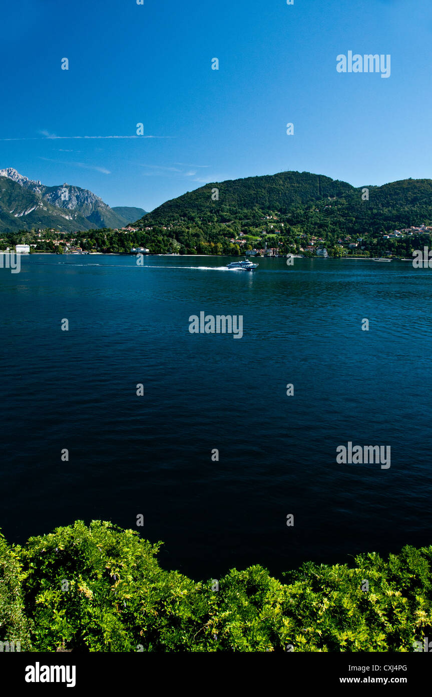 Ferry catamaran grande vitesse sur le lac de Côme Italie Banque D'Images Ferry catamaran grande vitesse sur le lac de Côme Italie Banque D'Images