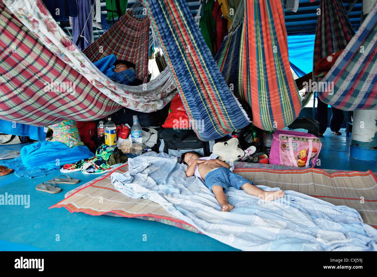Passagers dormir dans des hamacs en bateau sur le fleuve Amazone, au Pérou. Banque D'Images