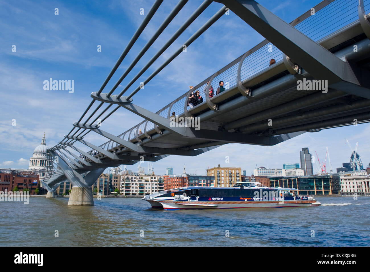 London , South Bank , Millennium Bridge avec voile en passant par le dessous et la Cathédrale St Paul & City of London School, à l'arrière-plan Banque D'Images