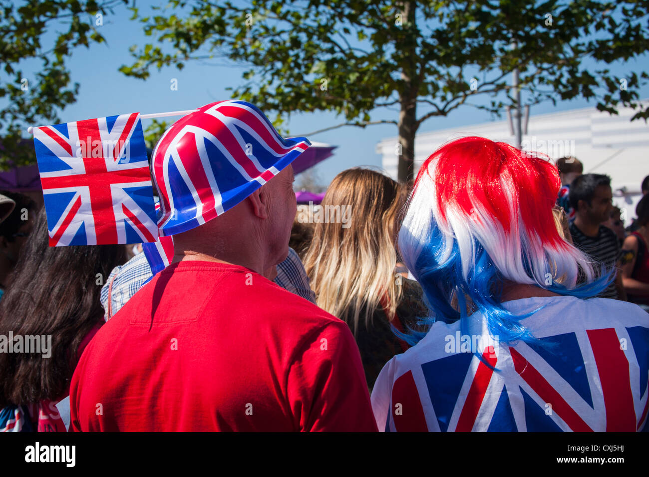 Jeux Paralympiques de Londres 2012 , Parc olympique de Stratford , spectateurs patriotique en perruque lumineuse Union Jack flag drapeaux et chapeaux perruques Banque D'Images