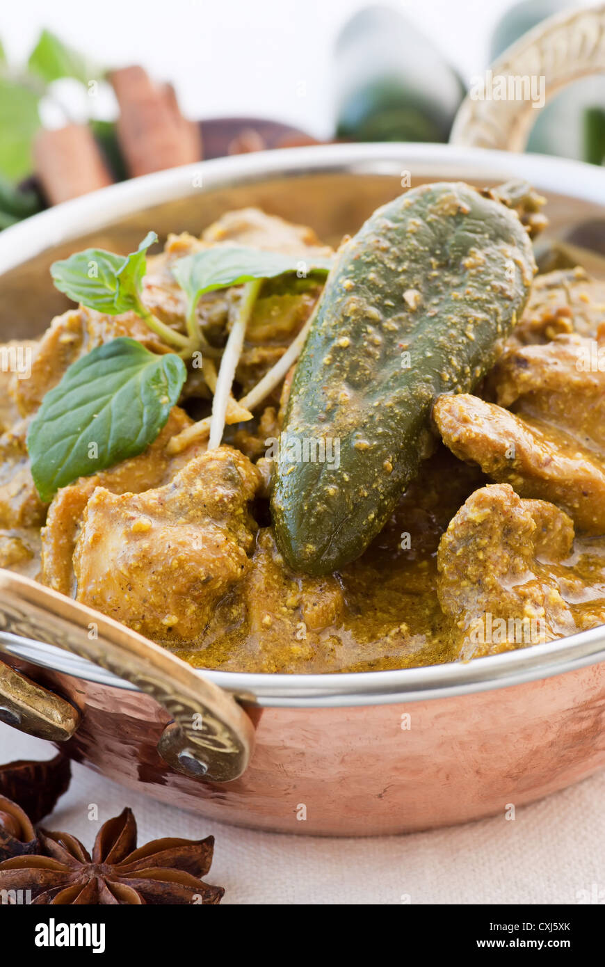 Poulet au curry indien traditionnel comme libre dans un bol en laiton Banque D'Images