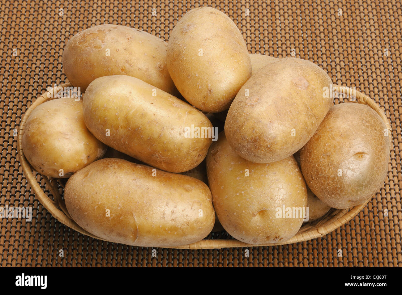 Les pommes de terre sur un tapis Banque D'Images