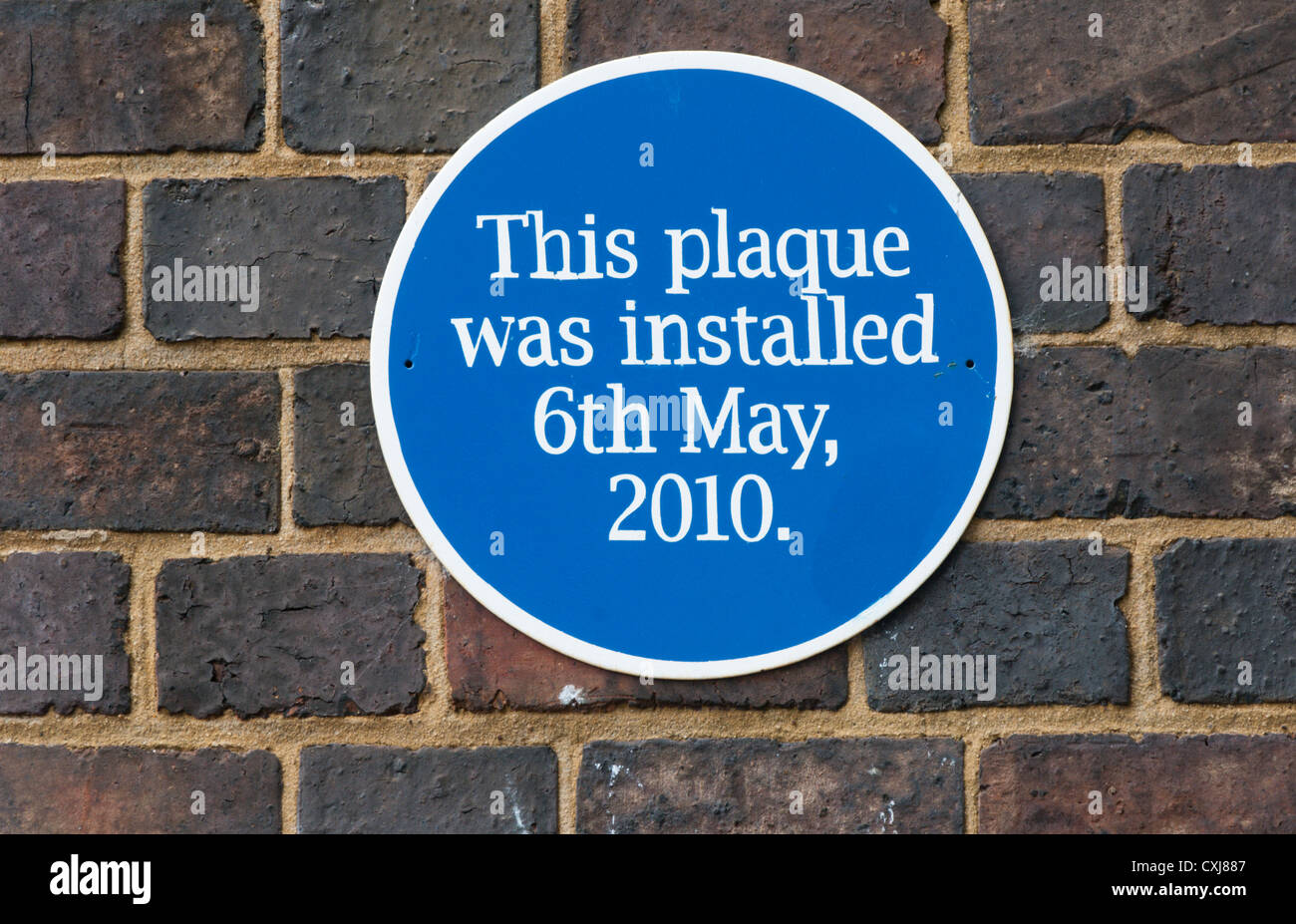 'Blue Plaque' par Eilidh courte lit simplement 'Cette plaque a été installée le 6 mai 2010.' Banque D'Images