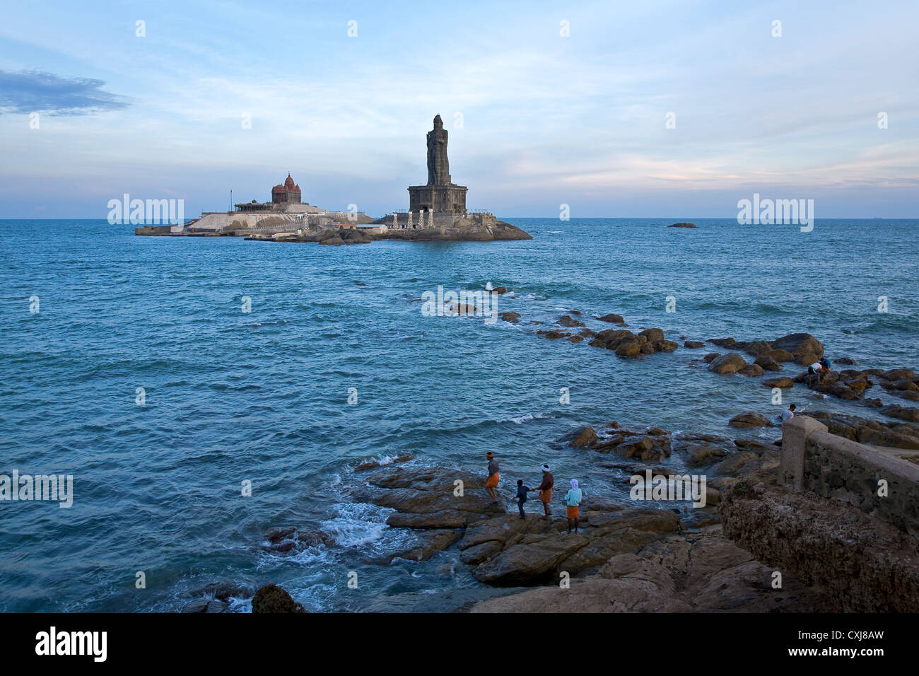 Vivekananda memorial rock et Thiruvalluvar statue. Kanyakumari. Le cap Comorin. L'Inde Banque D'Images
