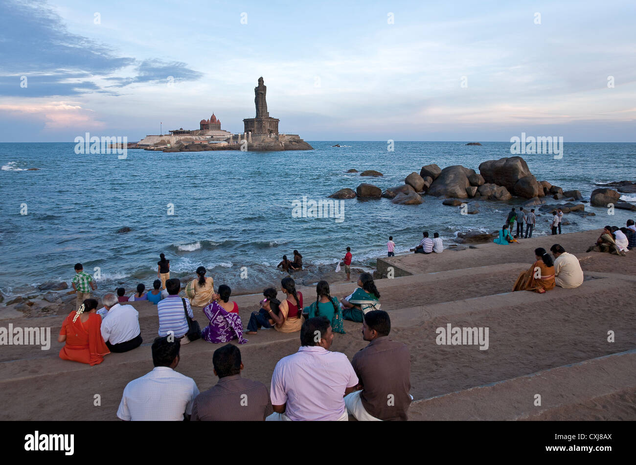 Les gens attendent le coucher du soleil. Vivekananda Memorial Rock. Kanyakumari. L'Inde Banque D'Images