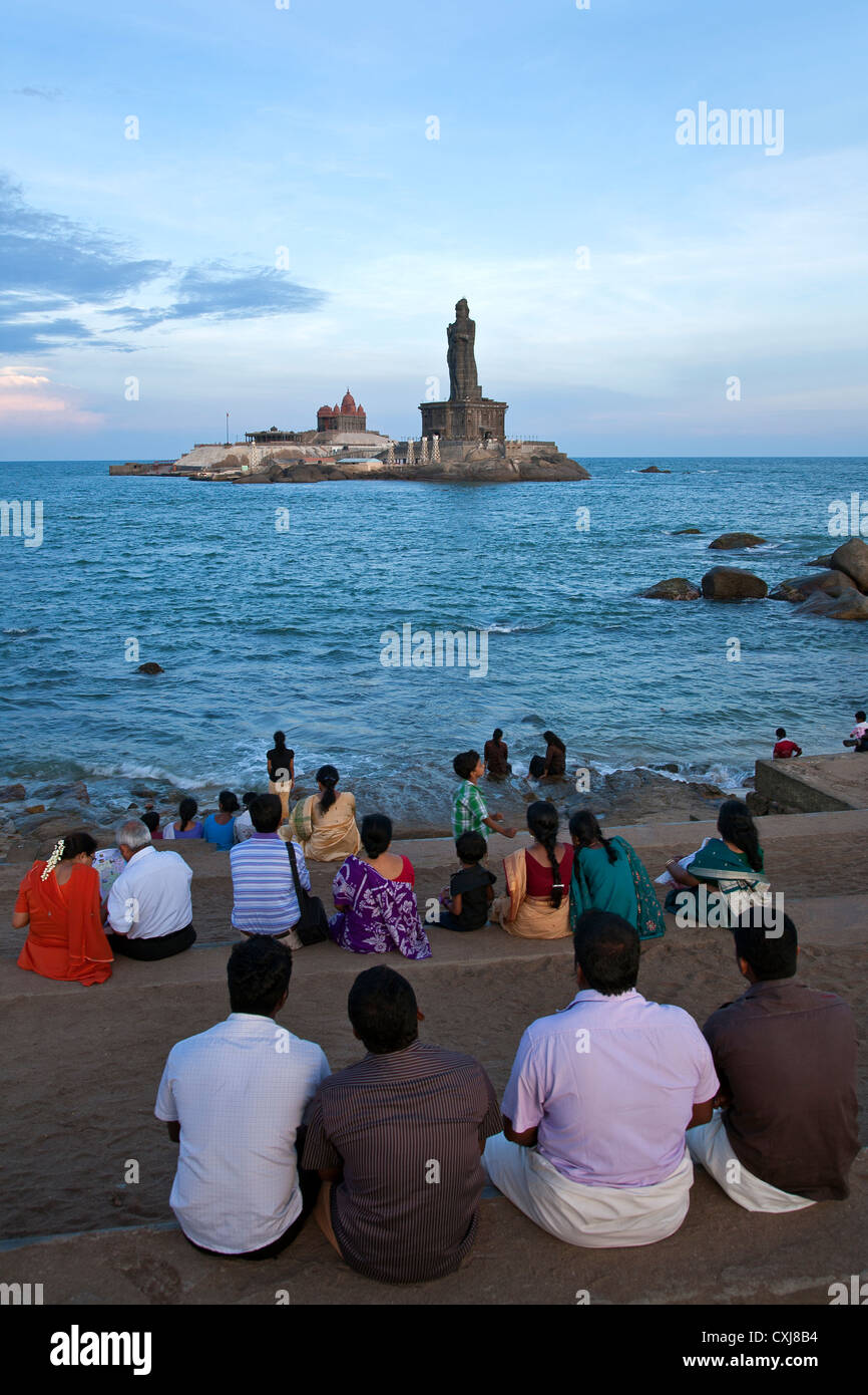 Les gens attendent le coucher du soleil. Vivekananda Memorial Rock. Kanyakumari. L'Inde Banque D'Images