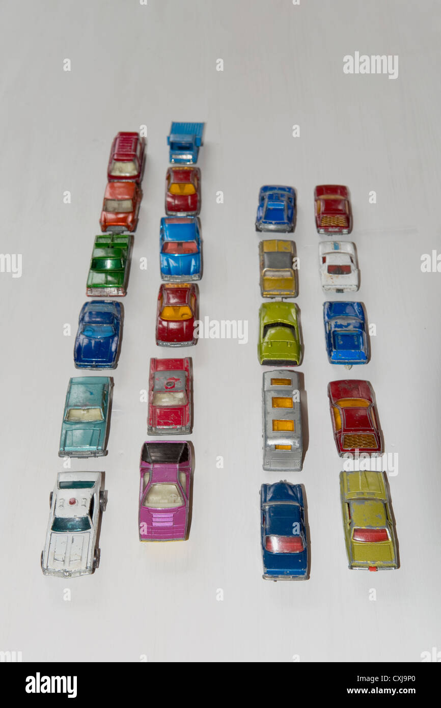 Collection de petites voitures sur fond blanc Banque D'Images