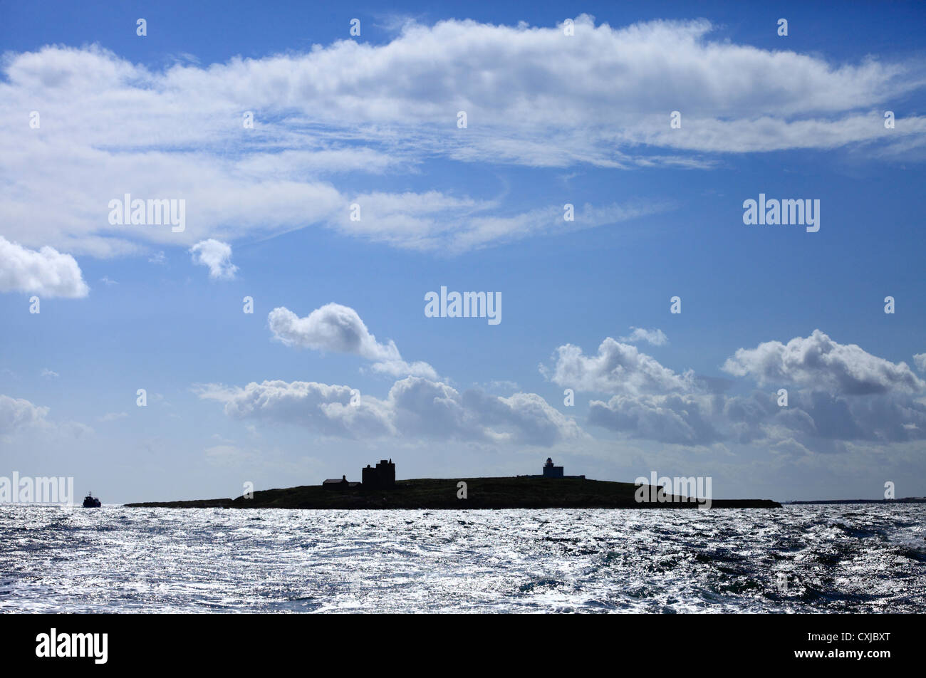 L'île de Farne intérieure avec un bateau autour de l'île. Banque D'Images