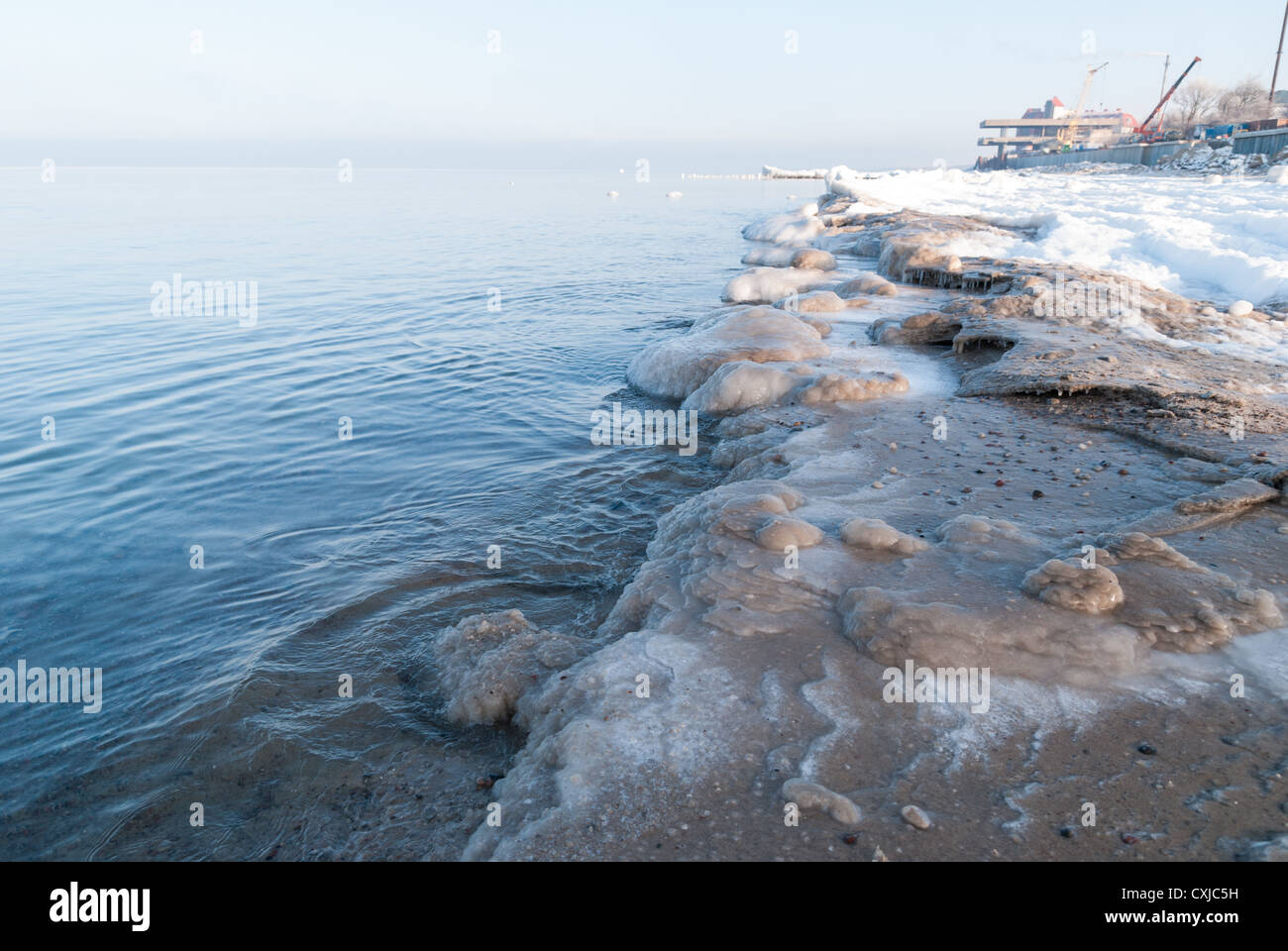 Plage recouverte de glace. Mer Baltique. La région de Kaliningrad. La Russie Banque D'Images