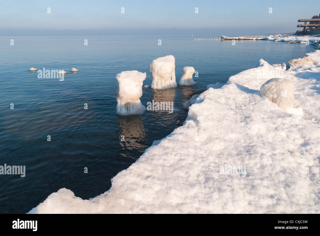 Brise-lames couvertes de glace. Mer Baltique. La région de Kaliningrad. La Russie Banque D'Images