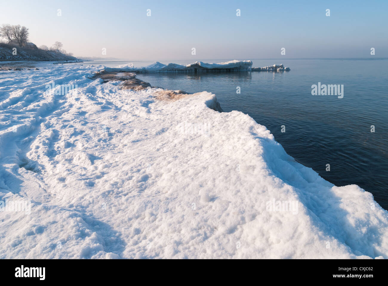 Plage recouverte de glace. Mer Baltique. La région de Kaliningrad. La Russie Banque D'Images