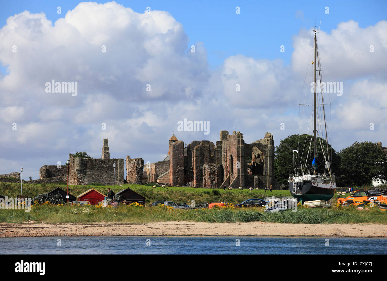 Prieuré de Lindisfarne, Holy Island, avec des bateaux et des visiteurs. Banque D'Images