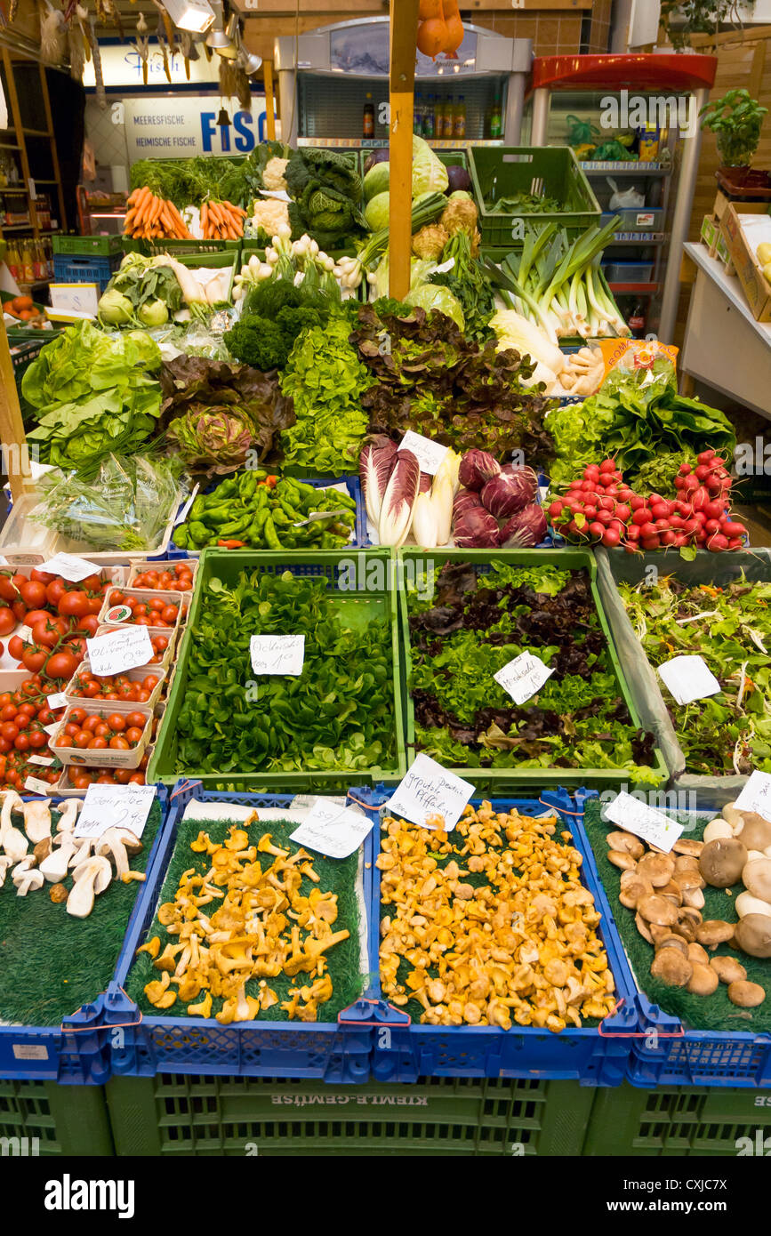 Des légumes frais à la vente à Stuttgarter Markthalle, Stuttgart, Bade-Wurtemberg, Allemagne Banque D'Images