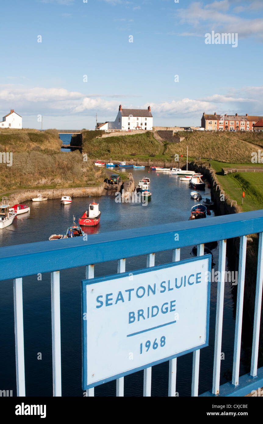 Une vue de Seaton Sluice Bridge avec bateaux amarrés à marée haute dans la région de Seaton Sluice, Northumberland, England, UK Banque D'Images