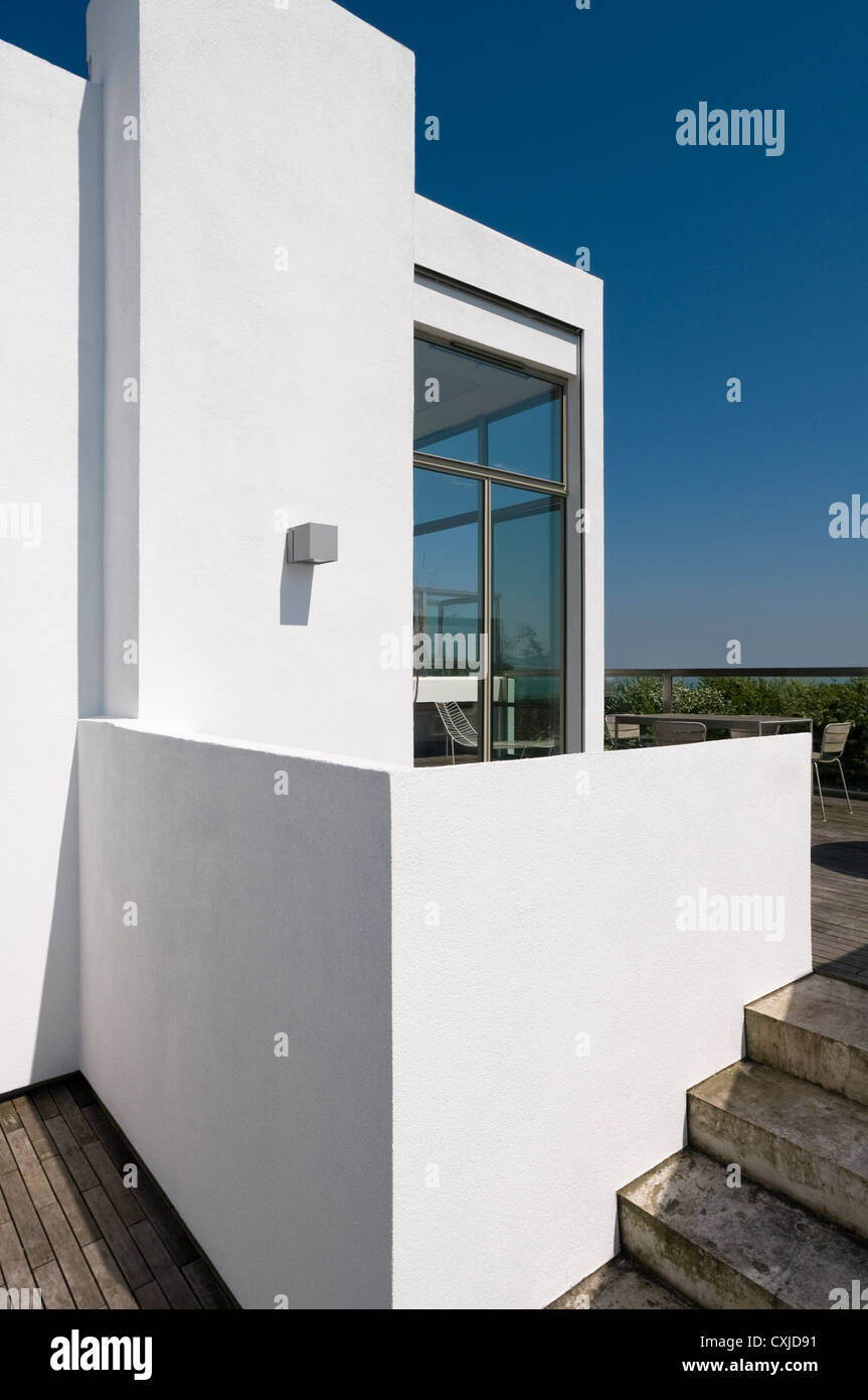 Extérieur de nouvelle construction en duplex, avec un large usage de verre Banque D'Images