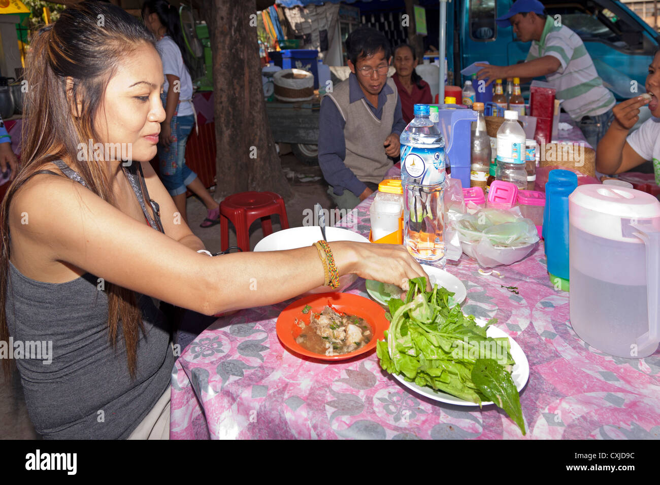 Girl eating in restaurant, Vientiane, Laos Banque D'Images