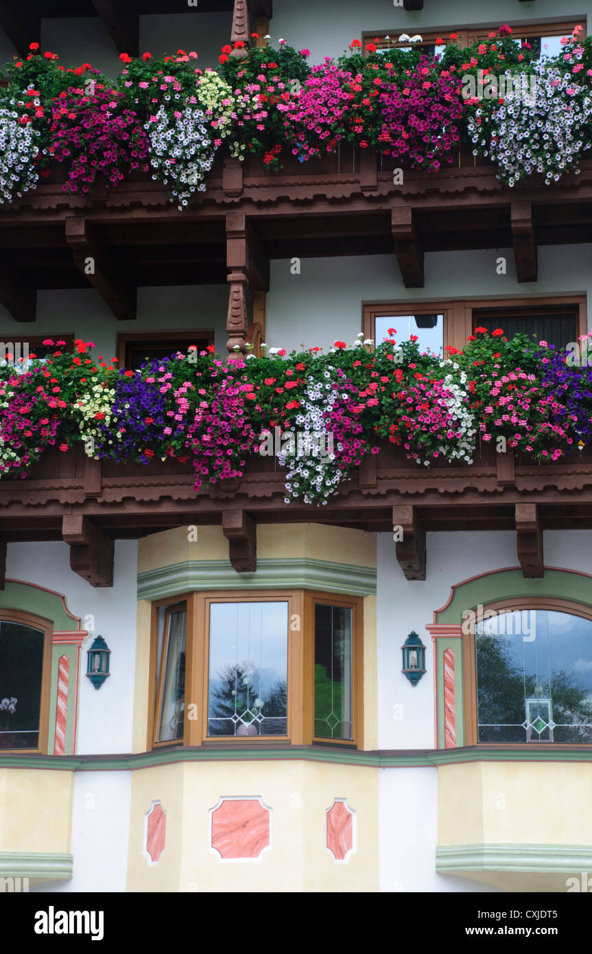 L'Autriche, le Tyrol, la floraison des fleurs sur un balcon Banque D'Images