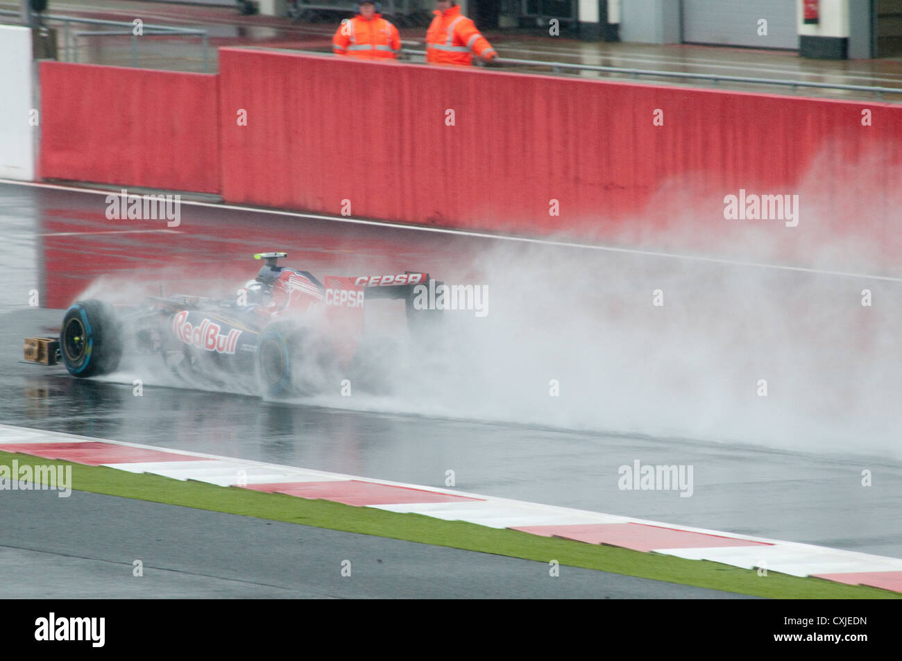 Voiture Formule 1 en action dans la pluie Banque D'Images