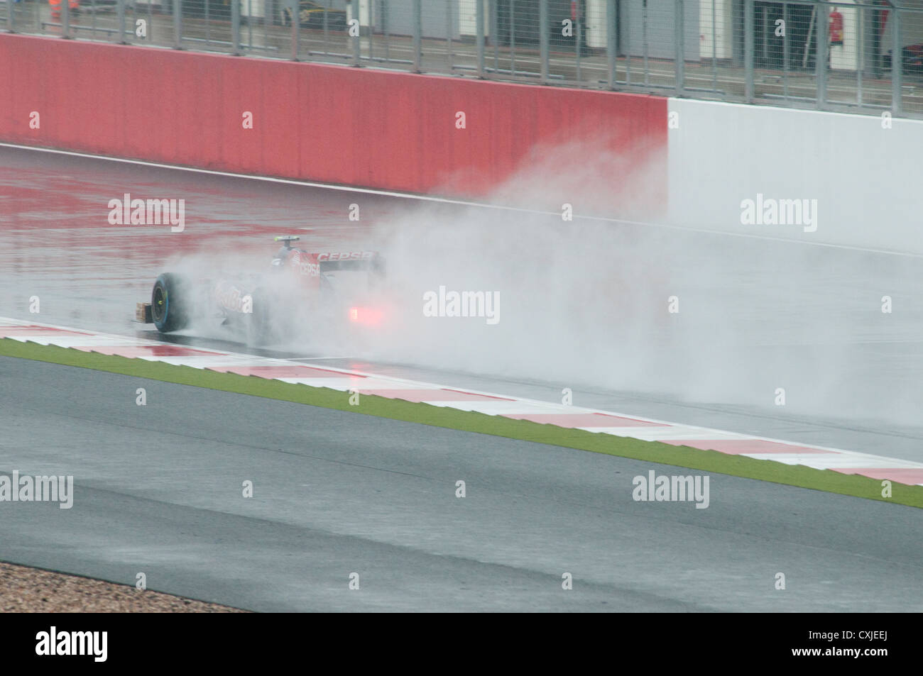Voiture Formule 1 en action dans la pluie Banque D'Images