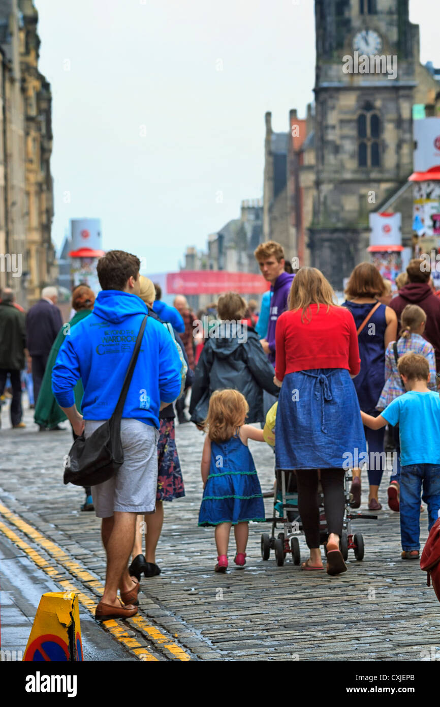 Les gens qui marchent le long de la Royal Mile, au cours de l'Edinburgh Fringe Festival, Édimbourg, Écosse Banque D'Images