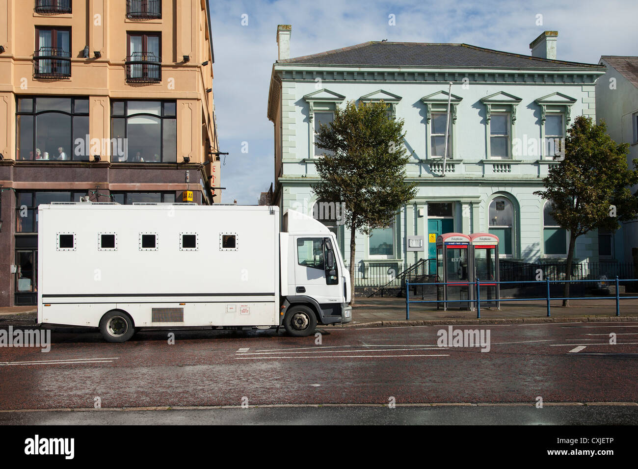 L'extérieur de prison van Cour Bangor, Irlande du Nord Banque D'Images