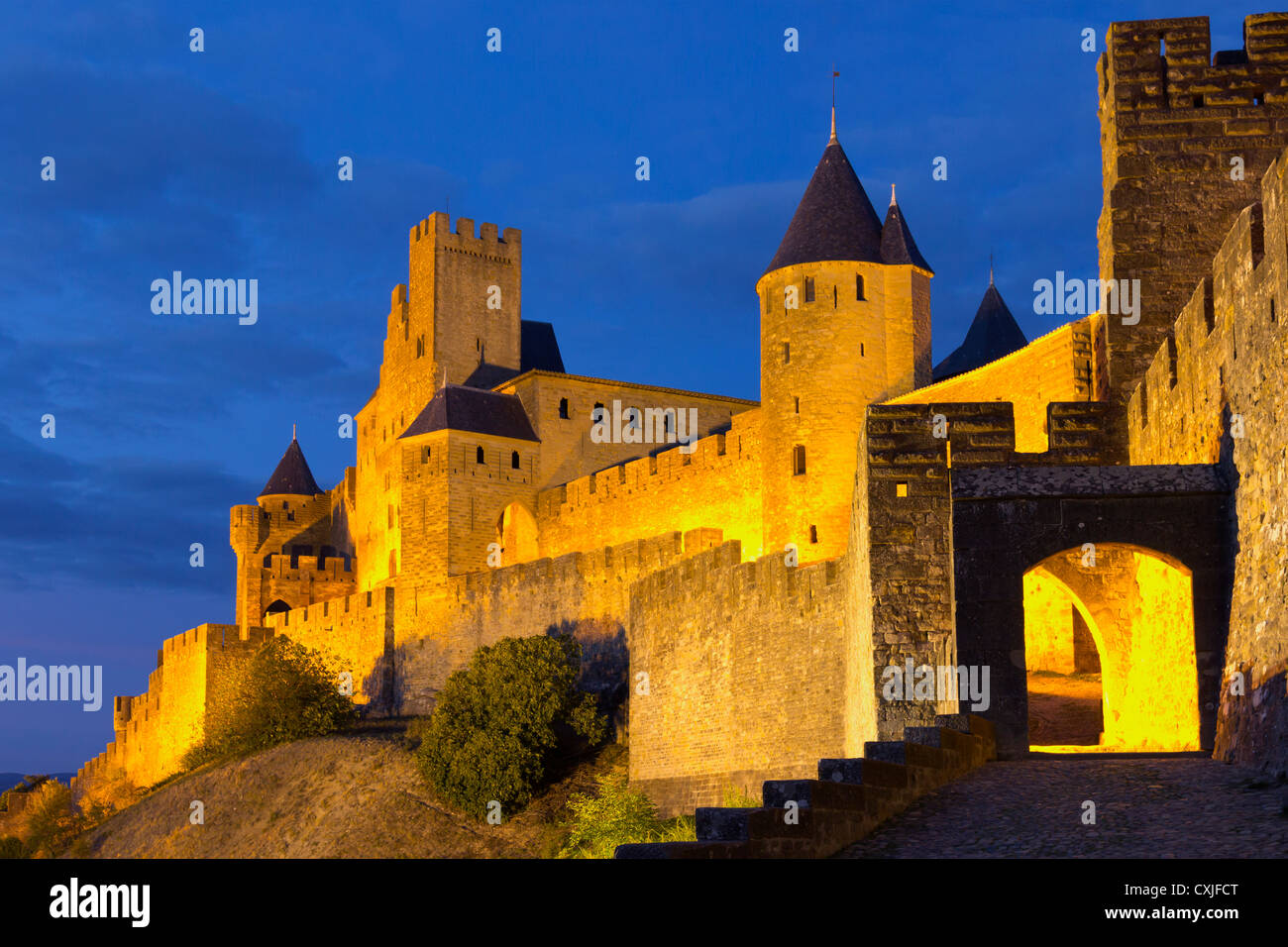 La ville médiévale de Carcassonne, La Cité, éclairé, Aud, Roussillon, Languedoc, France Banque D'Images