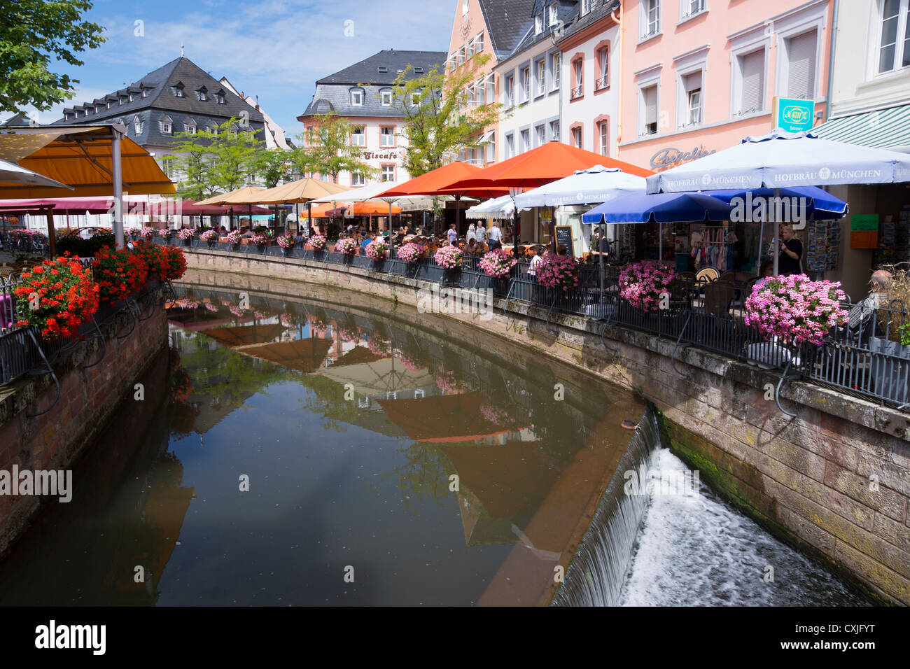 Vue sur la vieille ville de Saarburg avec la rivière Leuk, district 3621, Rhénanie-Palatinat, Allemagne, Europe Banque D'Images